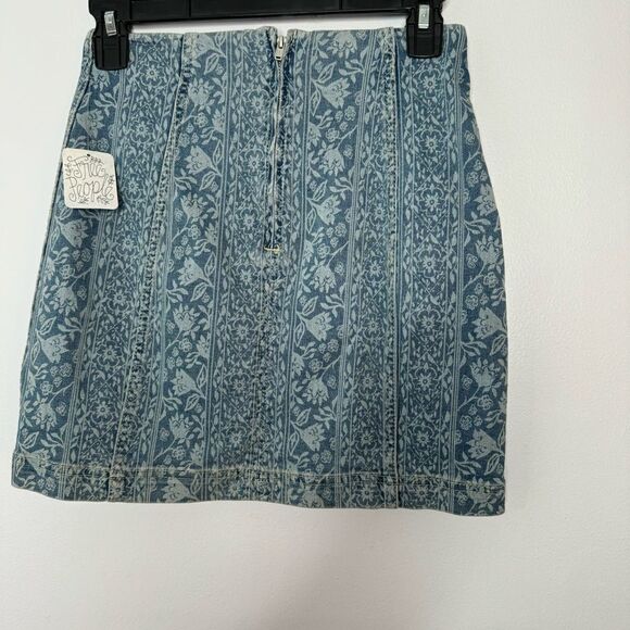 FREE PEOPLE Denim Miniskirt in indigo floral size 0 - Picture 6 of 7